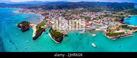 Korfu Insel Natur Meer Landschaft. Panorama-Luftaufnahme der atemberaubenden Bucht von Sidari, beliebtes Touristenresort mit schöner Felsformation und berühmtem Kanal Stockfoto