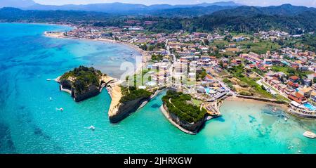 Ionische Inseln von Griechenland. Luftaufnahme des atemberaubenden Canal d'amour in Sidari Resort. Natürliche Schönheit Landschaft mit weißen Felsen und türkisfarbenem Wat Stockfoto