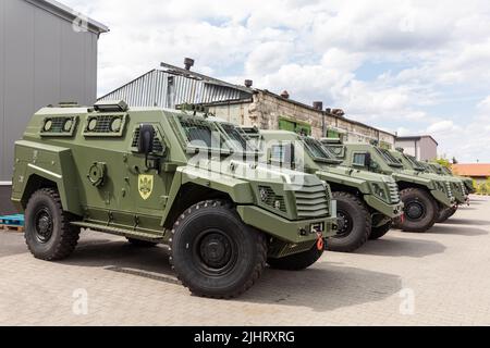 Ukrainische Grenze, Polen. 16.. Juli 2022. Die 11 neuen MLS-SCHILDPANZERFAHRZEUGE aus italienischem Hause, die an die Luftwaffe der Ukraine geliefert werden. Die gepanzerten Fahrzeuge, die von der Poroschenko-Stiftung zusammen mit Freiwilligen gekauft wurden, befinden sich bereits in der Nähe der ukrainischen Grenze und werden bald an der Front stehen. Die 11 nagelneuen gepanzerten Fahrzeuge des NATO-Standards befinden sich an der polnischen Grenze, und dies ist das erste Mal, dass neue gepanzerte Fahrzeuge an Freiwillige und Wohltäter verkauft werden, sagte Poroschenko. Kredit: SOPA Images Limited/Alamy Live Nachrichten Stockfoto