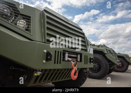 Ukrainische Grenze, Polen. 16.. Juli 2022. Eines der 11 neuen MLS-SCHILDPANZERFAHRZEUGE aus italienischer gefertigt, die an die Luftlandetruppen der Ukraine geliefert werden. Die gepanzerten Fahrzeuge, die von der Poroschenko-Stiftung zusammen mit Freiwilligen gekauft wurden, befinden sich bereits in der Nähe der ukrainischen Grenze und werden bald an der Front stehen. Die 11 nagelneuen gepanzerten Fahrzeuge des NATO-Standards befinden sich an der polnischen Grenze, und dies ist das erste Mal, dass neue gepanzerte Fahrzeuge an Freiwillige und Wohltäter verkauft werden, sagte Poroschenko. Kredit: SOPA Images Limited/Alamy Live Nachrichten Stockfoto