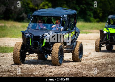 Ein ATV mit Leuten, die beim Rock Fest 2020 auf einem schmutzigen Schlammfeld herumfahren und Rennen Stockfoto