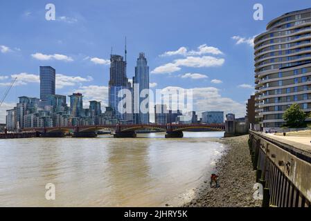 London, England, Großbritannien. Moderne Wohnblocks in der Uferanlage St. George Wharf in Vauxhall Stockfoto