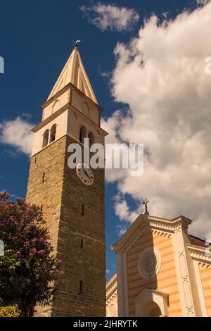 Die historische Pfarrkirche St. Maurus aus dem 16.. Jahrhundert mit ihrem freistehenden Glockenturm in Izola, Slowenien Stockfoto