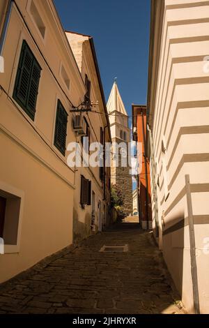 Die historische Pfarrkirche St. Maurus aus dem 16.. Jahrhundert mit ihrem freistehenden Glockenturm in Izola, Slowenien Stockfoto