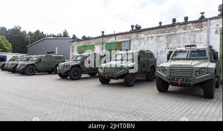 Ukrainische Grenze, Polen. 16.. Juli 2022. Die 11 neuen MLS-SCHILDPANZERFAHRZEUGE aus italienischem Hause, die an die Luftwaffe der Ukraine geliefert werden. Die gepanzerten Fahrzeuge, die von der Poroschenko-Stiftung zusammen mit Freiwilligen gekauft wurden, befinden sich bereits in der Nähe der ukrainischen Grenze und werden bald an der Front stehen. Die 11 nagelneuen gepanzerten Fahrzeuge des NATO-Standards befinden sich an der polnischen Grenze, und dies ist das erste Mal, dass neue gepanzerte Fahrzeuge an Freiwillige und Wohltäter verkauft werden, sagte Poroschenko. (Foto von Mykhaylo Palinchak/SOPA Images/Sipa USA) Quelle: SIPA USA/Alamy Live News Stockfoto