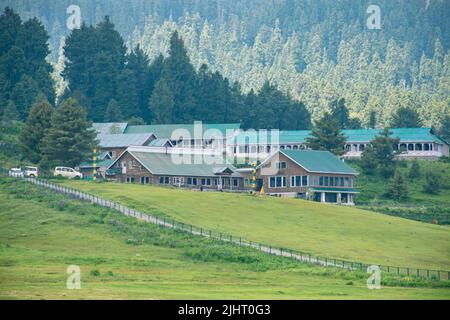 Der Golfplatz wird im Winter von einer dicken Schneeschicht bedeckt. Es ist von April bis November geöffnet. Stockfoto