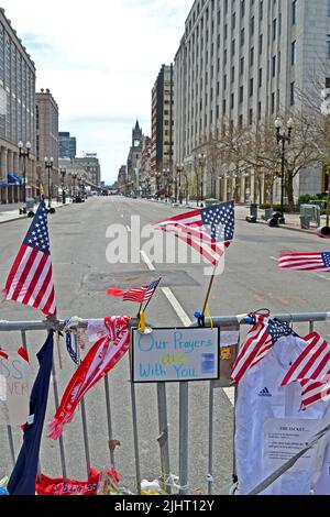 Amerikanische Flaggen auf der Boylston Street in Boston, USA. Mehr als 23300 Läufer nehmen am Marathon Teil. Stockfoto