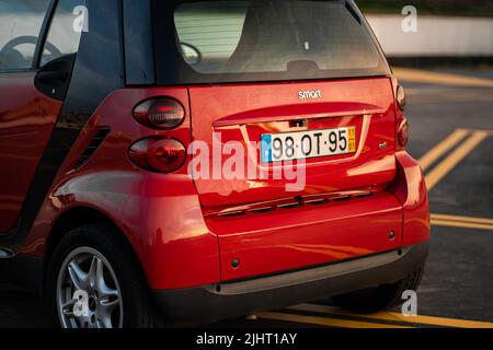 Die Rückseite des roten smart fortwo Autos in einer Straße geparkt Stockfoto