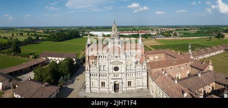 Luftaufnahme der Certosa di Pavia bei sonnigem Tag, im späten vierzehnten Jahrhundert gebaut, Gerichte und der Kreuzgang des Klosters und Schrein in der pro Stockfoto