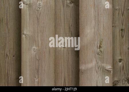 Eine Textur aus grau-braunem Holz mit vertikalen Brettern Stockfoto