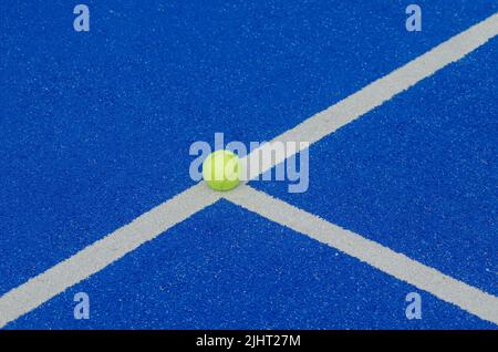 Gezielter Fokus-Ball auf einem blauen Paddle-Tennisplatz Stockfoto