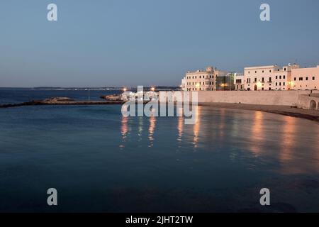 Blick auf den Hafen in Gallipoli, einer Stadt am Ionischen Meer in der Region Apulien, Italien Stockfoto