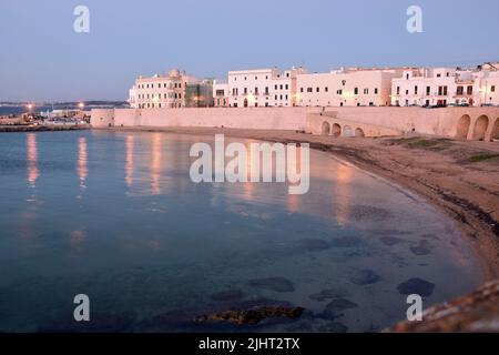 Blick auf den Hafen in Gallipoli, einer Stadt am Ionischen Meer in der Region Apulien, Italien Stockfoto