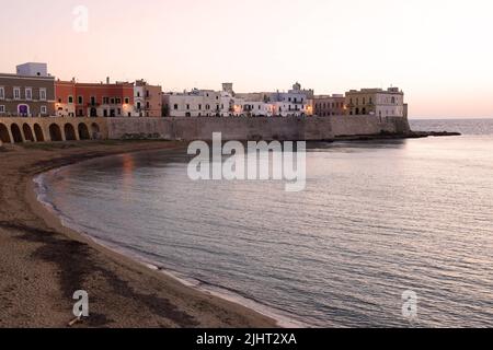 Blick auf den Hafen in Gallipoli, einer Stadt am Ionischen Meer in der Region Apulien, Italien Stockfoto