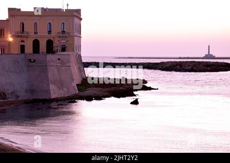 Blick auf den Hafen in Gallipoli, einer Stadt am Ionischen Meer in der Region Apulien, Italien Stockfoto