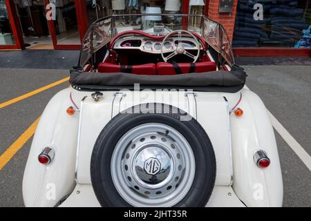 Rückansicht des MG TF 1500 Roadster, der auf einem Parkplatz des örtlichen Einkaufszentrums in Bray, Irland, geparkt wurde. Weißer Sportwagen mit klassisch rotem Interieur. Stockfoto