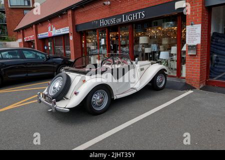 Der MG TF 1500 Roadster parkte auf einem Parkplatz des örtlichen Einkaufszentrums in Bray, Irland. Klassischer Sportwagen aus dem Jahr 1950s. Stockfoto