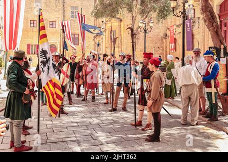 Darsteller, die als bewaffnet oder als gewöhnliche Fußsoldaten gekleidet sind und Hellebards, Speere und Flaggen halten. Mittelalterliches Mdina Festival, Malta, Mittelmeer Stockfoto