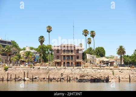 Dec 30, 2021, Colon, Entre Rios, Argentinien: Tourismusbüro der Stadt, Gebäude der alten Flussstation, Blick von einem Segelboot. Architektonisches Wahrzeichen. Stockfoto