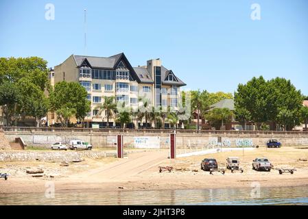 30. Dez 2021, Colon, Entre Rios, Argentinien: Blick von einem Boot auf den Uruguay-Fluss. Costarenas Hotel. Stockfoto