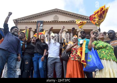 Colombo, Sri Lanka. 20.. Juli 2022. das parlament von Sri Lanka wählt Ranil Wickremesinghe zum neuen Präsidenten. Ranil Wickremesinghe wurde vom Parlament zum Exekutivpräsidenten von Sri Lanka 8. gewählt, und die regierungsfeindlichen Demonstranten protestierten am 20.. Juli 2022 vor dem Präsidialsekretariat in Colombo, Sri Lanka. Das Parlament hat heute (20. Juli) den amtierenden Präsidenten Ranil Wickremesinghe mit Mehrheitsstimmen zum 8.. Präsidenten Sri Lankas gewählt. (Foto: Ruwan Walpola/Pacific Press/Sipa USA) Quelle: SIPA USA/Alamy Live News Stockfoto