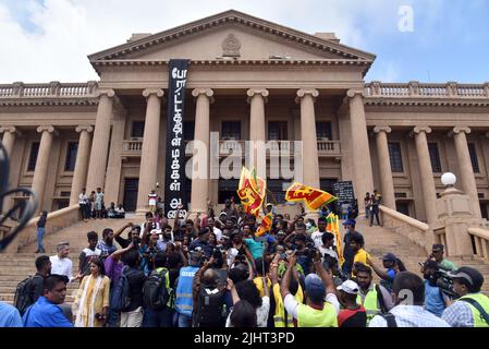 Colombo, Sri Lanka. 20.. Juli 2022. das parlament von Sri Lanka wählt Ranil Wickremesinghe zum neuen Präsidenten. Ranil Wickremesinghe wurde vom Parlament zum Exekutivpräsidenten von Sri Lanka 8. gewählt, und die regierungsfeindlichen Demonstranten protestierten am 20.. Juli 2022 vor dem Präsidialsekretariat in Colombo, Sri Lanka. Das Parlament hat heute (20. Juli) den amtierenden Präsidenten Ranil Wickremesinghe mit Mehrheitsstimmen zum 8.. Präsidenten Sri Lankas gewählt. (Foto: Ruwan Walpola/Pacific Press/Sipa USA) Quelle: SIPA USA/Alamy Live News Stockfoto