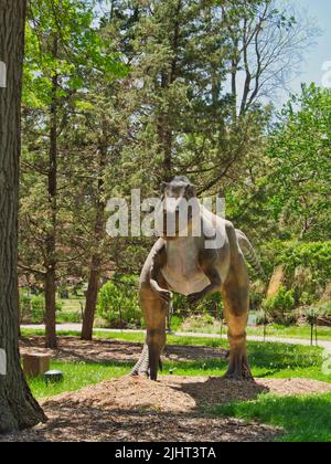 Eine Ausstellung mit lebenden Dinosauriern im Freien im Topeka Zoo Conservation Center in Topeka, Kansas Stockfoto