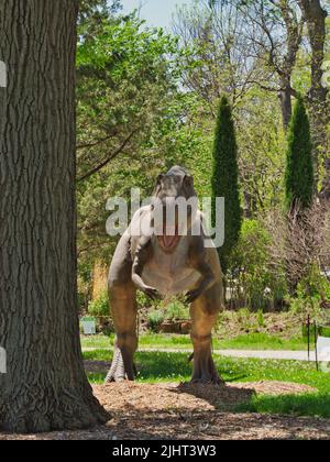 Eine Ausstellung mit lebenden Dinosauriern im Freien im Topeka Zoo Conservation Center in Topeka, Kansas Stockfoto