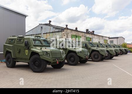 16. Juli 2022, ukrainische Grenze, Polen: Die 11 neuen MLS-SCHILDPANZERFAHRZEUGE aus italienischer Sprache, die an die Luftwaffe der Ukraine geliefert werden. Die gepanzerten Fahrzeuge, die von der Poroschenko-Stiftung zusammen mit Freiwilligen gekauft wurden, befinden sich bereits in der Nähe der ukrainischen Grenze und werden bald an der Front stehen. Die 11 nagelneuen gepanzerten Fahrzeuge des NATO-Standards befinden sich an der polnischen Grenze, und dies ist das erste Mal, dass neue gepanzerte Fahrzeuge an Freiwillige und Wohltäter verkauft werden, sagte Poroschenko. (Bild: © Mykhaylo Palinchak/SOPA Images via ZUMA Press Wire) Stockfoto