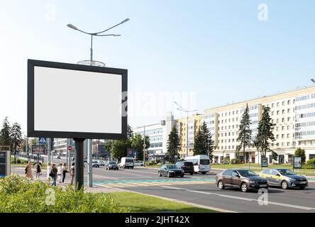 Große Plakatwand-Mockup entlang der Stadtautobahn. Marken-, Produkt-, Service-, Business-Werbung in stark frequentierten Gebieten. Horten. Informationen zu Werbeaktionen für Marketingankündigungen und -Details. Hochwertige Fotos Stockfoto