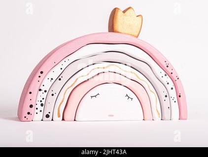 Holz Regenbogen Stapelspielzeug aus Bögen wie Prinzessin. Schlafkonzept für Kinder. Spiel für Kleinkinder in zarten rosa Pastellfarben. Hochwertige Fotos Stockfoto