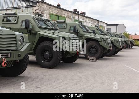 16. Juli 2022, ukrainische Grenze, Polen: Die 11 neuen MLS-SCHILDPANZERFAHRZEUGE aus italienischer Sprache, die an die Luftwaffe der Ukraine geliefert werden. Die gepanzerten Fahrzeuge, die von der Poroschenko-Stiftung zusammen mit Freiwilligen gekauft wurden, befinden sich bereits in der Nähe der ukrainischen Grenze und werden bald an der Front stehen. Die 11 nagelneuen gepanzerten Fahrzeuge des NATO-Standards befinden sich an der polnischen Grenze, und dies ist das erste Mal, dass neue gepanzerte Fahrzeuge an Freiwillige und Wohltäter verkauft werden, sagte Poroschenko. (Bild: © Mykhaylo Palinchak/SOPA Images via ZUMA Press Wire) Stockfoto