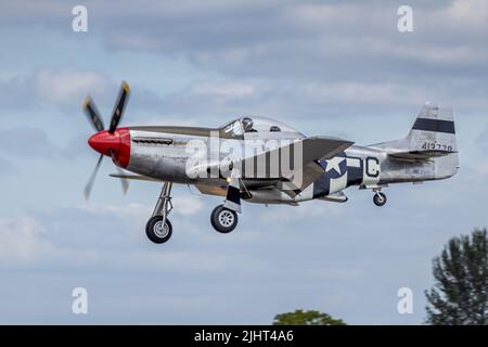 North American P-51D Mustang ‘Warhorse’ Ankunft in RAF Fairford am 14.. Juli, um an der Royal International Air Tattoo 2022 teilnehmen Stockfoto