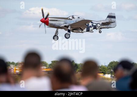 North American P-51D Mustang ‘Warhorse’ Ankunft in RAF Fairford am 14.. Juli, um an der Royal International Air Tattoo 2022 teilnehmen Stockfoto