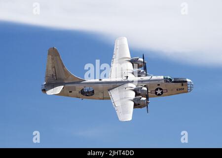 Konsolidiert PB4Y-2 Privateer mit Registrierung N2871G wird am 6. Mai 2018 über dem Chino Airport in Kalifornien, USA, gezeigt. Stockfoto