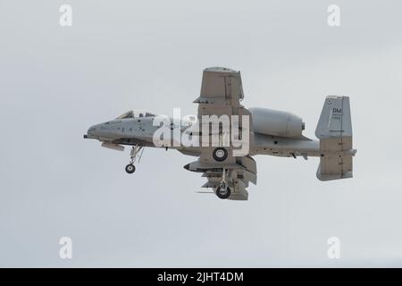 Air Force Fairchild A-10 Thunderbolt II 355. Operations Group, 355 OG, gezeigt, wie sie am 6. Mai 2018 über dem Flughafen Chino, Kalifornien, USA fliegt: Stockfoto