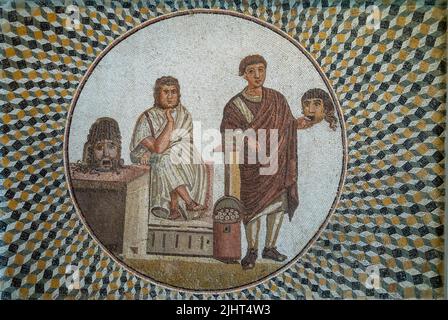 Ein römischer Mosiac aus dem 3.. Jahrhundert n. Chr. im Archäologischen Museum von Sousse in Tunesien, der einen Dichter (rechts) und einen Komiker (links) zeigt. Stockfoto