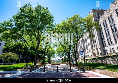 Omaha, Nebraska, US - 5,2022 - Blick auf den zentralen Bürgersteig der Creighton University im Frühjahr. Stockfoto