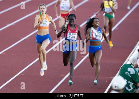 Fiordalisa Cofil (DOM), Femke Bol (NED) und Kennedy Simon (USA) gewinnen im Finale der 4 x Gold, Silber und Bronze für ihre Länder Stockfoto