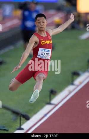 Jianan Wang (CHN) springt 27’ 5“ (8,36), um Gold im Weitsprung-Finale während der Nachmittagssession am 2. Tag der Leichtathletik-WM O zu drehen Stockfoto