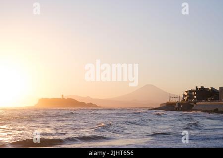 Ein wunderschöner Sonnenuntergang am Strand von Kamakura mit herrlichem Blick auf den Berg Fuji und die Enoshima Insel Stockfoto