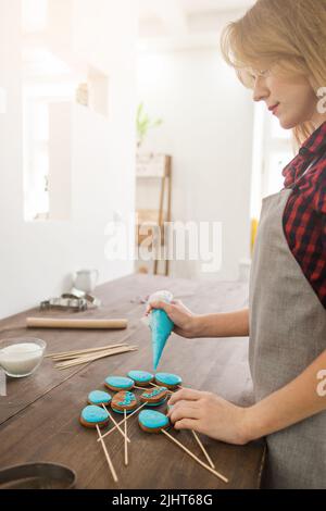 Frau, die Süßigkeiten für die osterferien macht. Kochen. Stockfoto