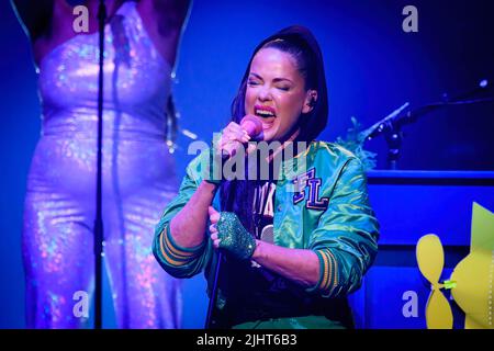 Lene Nystrøm, Sängerin der dänisch-norwegischen Europop-Musikgruppe Aqua, tritt bei einer ausverkauften Show im CasinoRama in Toronto auf. Stockfoto