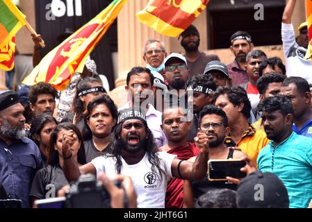 Colombo, Sri Lanka. 20.. Juli 2022. das parlament von Sri Lanka wählt Ranil Wickremesinghe zum neuen Präsidenten. Ranil Wickremesinghe wurde vom Parlament zum Exekutivpräsidenten von Sri Lanka 8. gewählt, und die regierungsfeindlichen Demonstranten protestierten am 20.. Juli 2022 vor dem Präsidialsekretariat in Colombo, Sri Lanka. Das Parlament hat heute (20. Juli) den amtierenden Präsidenten Ranil Wickremesinghe mit Mehrheitsstimmen zum 8.. Präsidenten Sri Lankas gewählt. (Foto: Ruwan Walpola/Pacific Press/Sipa USA) Quelle: SIPA USA/Alamy Live News Stockfoto