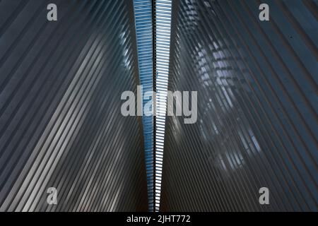 Deckendetails in niedriger Winkelansicht, World Trade Center Transportation Hub, New York City, New York, USA Stockfoto