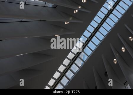 Niedrige Ansicht der Deckendetails, World Trade Center Transportation Hub, mit Blick auf One World Trade Center, New York City, New York, USA Stockfoto