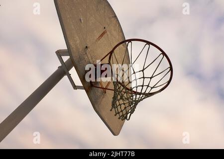 Low-Angle-Ansicht von Basketballkorb und Backboard Stockfoto