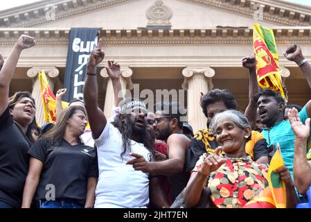 Colombo, Sri Lanka. 20.. Juli 2022. das parlament von Sri Lanka wählt Ranil Wickremesinghe zum neuen Präsidenten. Ranil Wickremesinghe wurde vom Parlament zum Exekutivpräsidenten von Sri Lanka 8. gewählt, und die regierungsfeindlichen Demonstranten protestierten am 20.. Juli 2022 vor dem Präsidialsekretariat in Colombo, Sri Lanka. Das Parlament hat heute (20. Juli) den amtierenden Präsidenten Ranil Wickremesinghe mit Mehrheitsstimmen zum 8.. Präsidenten Sri Lankas gewählt. (Foto: Ruwan Walpola/Pacific Press/Sipa USA) Quelle: SIPA USA/Alamy Live News Stockfoto