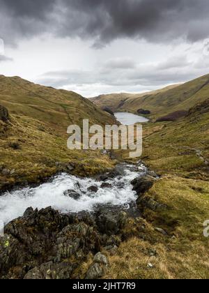 Small Water Beck Wasserfälle über dem Haweswater Reservoir im Lake District National Park, Cumbria, England. Stockfoto