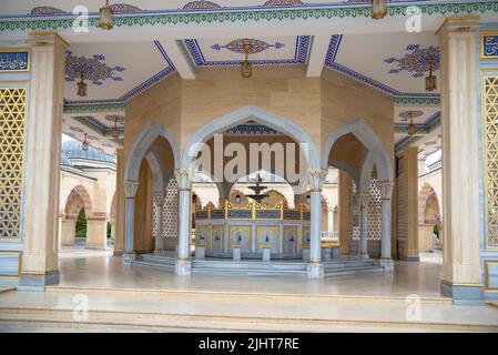 GROZNY, RUSSLAND - 30. SEPTEMBER 2021: Moschee-Innenhof mit Waschschüssel Stockfoto